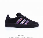 阿迪达斯 Adidas Originals Gazelle Indoor 复古三叶草防滑透明橡胶板鞋经典运动鞋。这款经典鞋,忠于原版设计,缀撞色三条纹和鞋跟饰片