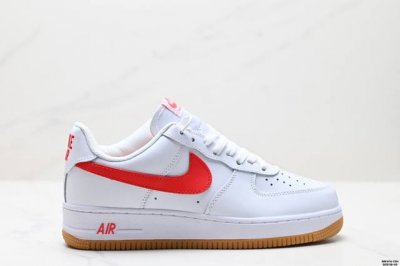 真标耐克Nike Air Force 1“07空军一号低帮百搭休闲运动板鞋。柔软、弹性十足的缓震性能和出色的中底设计，横跨复古与现代的外型结合，造就出风靡全球三