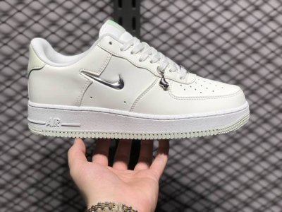 Air Force 1 Low 原装级别 原楦头原纸板 打造纯正空军版型专注外贸渠道 全掌内置蜂窝气垫 原盒配件 原厂中底钢印、拉帮完美 货号：Fn8540 1