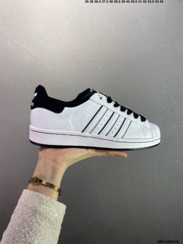Ad Originals Superstar 经典复古贝壳头板鞋 Jh5469 诞生于1969年 是第一双将全皮面鞋 身与橡胶鞋头结合在一起的低帮篮球鞋 Sup