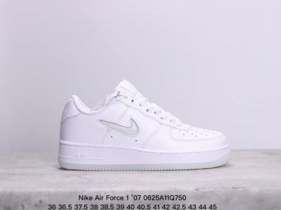 耐克 Nike Air Force 1 ’07 空军一号低帮百搭休闲运动板鞋。柔软、弹性十足的缓震性能和出色的中底设计，横跨复古与现代的外型结合，造就出风靡全球