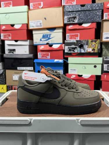 性价比产物 耐克 Nike Air Force 1 '07空军一号 中帮百搭休闲运动板鞋。柔软、弹性十足的缓震性能和出色的中底设计，横跨复古与现代的外型结合，造