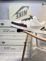 220 Supreme X Nk Court Borough 小空军百搭透气休闲运动板鞋 经典耐用的设计 兼顾舒适脚感和出众风范 演绎匠心之作 结构性的支撑贴合