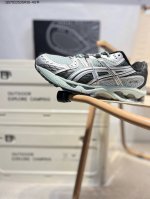 200 asics Gel-Nimbus 10.1亚瑟士经典跑鞋 如今机能风和户外风吹得正劲，便是主打“Urban Outdoor机能越野风格”，城市和户外场景