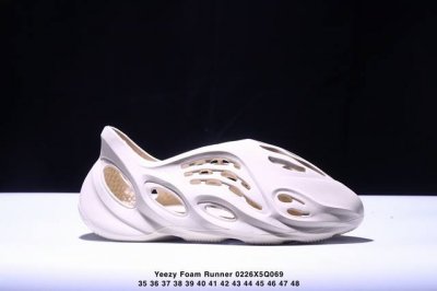 阿迪Yeezy Foam Runner ”Mineral Blue “ 椰子洞洞鞋 一体注塑成型 模具前后修改8 9次 精密度要求高 密度克重同步 不存在偷工减
