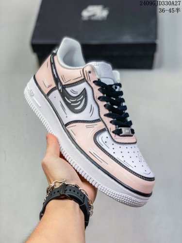 公司级带半码 耐克 Nike Air Force 1 '07 Low 空军一号含气垫 低帮百搭厚底增高休闲运动板鞋。柔软、弹性十足的缓震性能和出色的中底设计，横