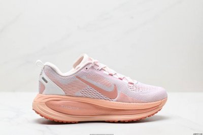 公司级Nike Vomero 18 耐克 舒适减震防滑 低帮跑步鞋 全掌Reactx泡绵中底 前掌和后跟还配备了Air Zoom气垫单元 据说跑起来更快更舒适哦