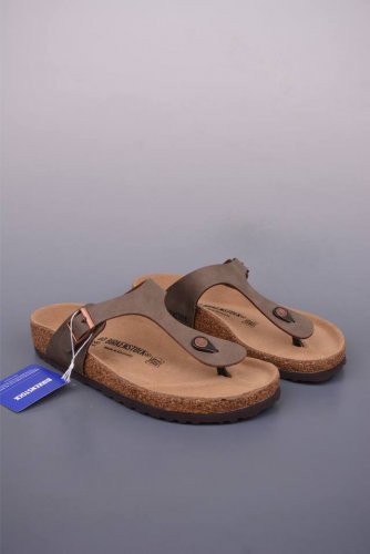 广东原产 德国百年知名鞋履品牌 博肯 birkenstock 勃肯 Birkenstock 人字拖鞋 采用质地柔软牛皮绒面材质 中底搭载缓震软木橡胶 其特有的鞋