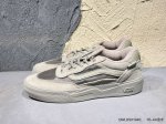 新品上市实拍 #Vans Wayvee 神仙配色，鞋身采用宝蓝鹿皮绒 米白帆布搭配，加上红色Logo饰条，柠檬黄鞋舌织唛标可谓是点睛之笔，让你一眼就心动！原产硫