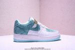 Nike Air Force 1 ’07 Low 空军一号低帮百搭休闲运动板鞋。柔软、弹性十足的缓震性能和出色的中底设计，横跨复古与现代的外型结合，造就出风靡全