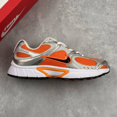本地 核心私 Nike V5 Rnr 舒适百搭防滑耐磨 低帮休闲运动跑步鞋 舒适有型适合日常穿着 该鞋款延续千禧年经典设计搭载泡绵中底厚实而轻盈 匠心细节巧搭立