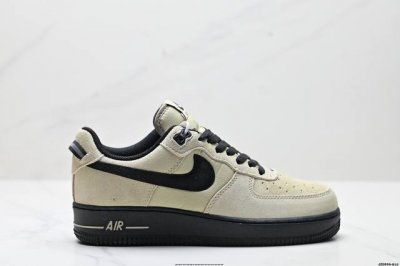 真标耐克Nike Air Force 1’07 Low空军一号低帮百搭休闲运动板鞋。柔软、弹性十足的缓震性能和出色的中底设计，横跨复古与现代的外型结合，造就出风