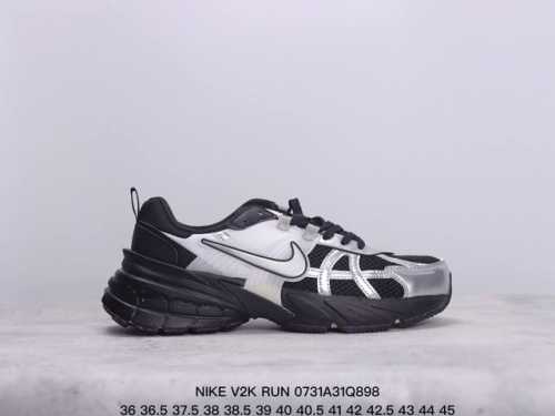 公司级耐克nike V2K Run跑步鞋复古风潮 网面透气运动鞋 灰银紧致的鞋面材质提供良好的包裹性鞋侧 Swoosh以及鞋头部分搭配增添不少亮点的镀铬细节鞋垫