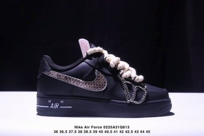 公司级耐克Nike Air Force 1“07空军一号低帮百搭休闲运动板鞋。柔软、弹性十足的缓震性能和出色的中底设计，横跨复古与现代的外型结合，造就出风靡全球
