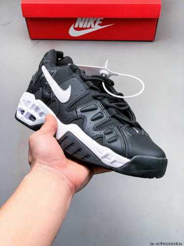 250 nike Air Max 新款缓震运动休闲鞋 整双鞋在黑白配色的风格下，凭借鞋侧的黑白纹路设计吸睛十足。之后鞋面辅以绑带设计，鞋底还搭载着可视气垫，展现