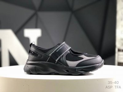 随着潮流风向的转变，玛丽珍鞋赛道成为各大球鞋品牌竞相角逐的热门领域，这无疑为我们带来了更多样化的选择空间。这不，就在近日，New Balance 宣布将再度推出