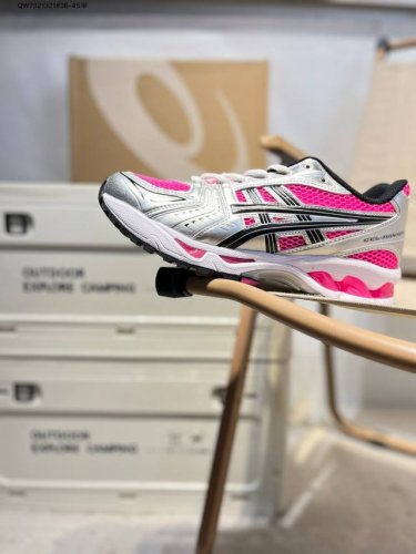 asics Gel-Kayano 14亚瑟士经典跑鞋 如今机能风和户外风吹得正劲，便是主打“Urban Outdoor机能越野风格”，城市和户外场景都能轻松应对