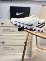 180 耐克 Nike Air Max Dn8 全掌气垫科技运动跑步鞋Fq7860-005。鞋款采用醒目渐变织物和动态波浪状结构鞋面，搭配黑色中底和外底，以及迷
