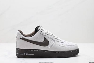 公司级耐克Nike Air Force 7Lx空军一号低帮百搭休闲运动板鞋。柔软、弹性十足的缓震性能和出色的中底设计，横跨复古与现代的外型结合，造就出风靡全球三