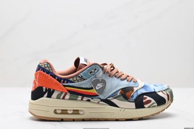260 公司级Nike Air Max 1 耐克气垫 缓震 耐磨运动鞋 鞋身材质均选择皮革 织物 麂皮多种材质覆盖 保证质感的前提下 层次感也相当不错 带有开窗
