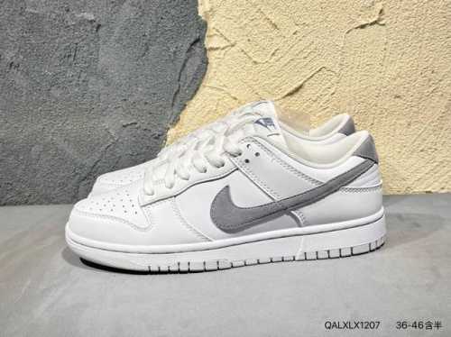 Nike Dunk Sb顾名思义，具有经典的Dunk血缘，又注入了更多的时尚元素。相较于普通的Dunk滑板鞋，改良版的Dunk Sb加厚了鞋舌的填充，使舒适性大