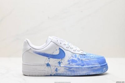 公司级耐克nike Air Force 1 Low 空军一号低帮百搭休闲运动板鞋。柔软、弹性十足的缓震性能和出色的中底设计，横跨复古与现代的外型结合，造就出风靡