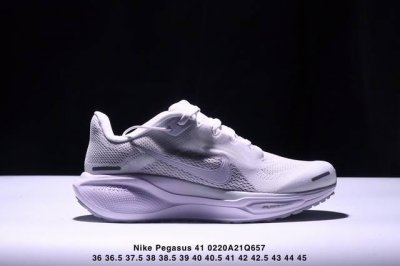 Nike 飞马新鞋 触感柔软，质感升级！随着“耐克 蓝图 系列”在巴黎的盛大发布，全新一代 登月41代 Nike Pegasus 41也正式登场啦！Nike P
