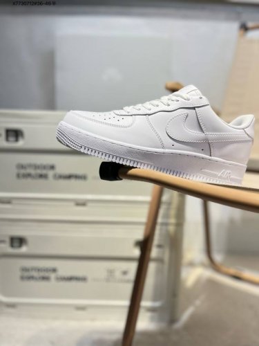 耐克 Nike Air Force 1 '07空军一号 百搭休闲运动板鞋。柔软、弹性十足的缓震性能和出色的中底设计，横跨复古与现代的外型结合，造就出风靡全球三十