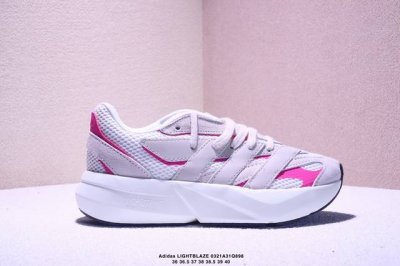 170 公司级Adidas Lightblaze 舒适防滑 新款阿迪达斯低帮跑步鞋 极致轻盈的Lightweight Upper设计 带来近乎裸足的舒适体验 中