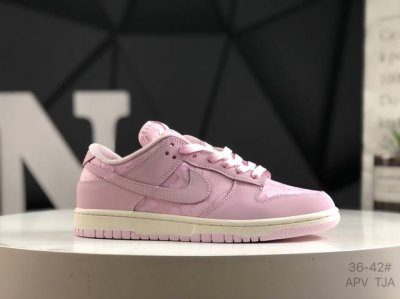 耐克 Nike Dunk Low 板鞋 Sb系列 经典百搭休闲运动板鞋加厚鞋舌的填充，使舒适性大大提升，同时也更方便穿脱中底部分则加入了脚感柔软舒适Zoomai