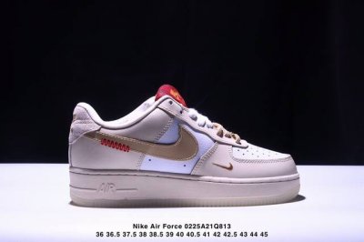 真标耐克Nike Air Force 1“07空军一号低帮百搭休闲运动板鞋。柔软、弹性十足的缓震性能和出色的中底设计，横跨复古与现代的外型结合，造就出风靡全球三