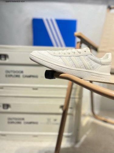Ad Originals Handball Spzl 手球运动员系列百搭休闲运动板鞋 这款来自阿迪达斯的这款Handball Spzl前身是一双手球运动鞋，这一
