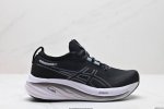 公司级Asics 亚瑟士Gel-Nimbus 26稳定跑鞋鞋面采用双层提花网面设计，提高包裹性和透气性，后跟搭载稳定系统科技T-Gel提升整体支撑力和结构感，减