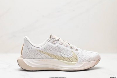 公司级升级原楦原纸版数据开发 采用弹性 Flyknit 飞织鞋面材质 内里嵌入定型海绵 全掌型 Zoomx 泡绵中底 外置防滑耐磨橡胶底片竞训神鞋飞马Plus回