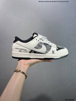 公司级Nike Dunk Sb Low 定制配色 定制Dunk Sb顾名思义，具有经典的Dunk血缘，又注入了更多的时尚元素。相较于普通的Dunk滑板鞋，改良版