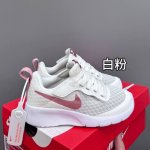 100 Nk 伦敦三代飞翼魔术贴儿童运动鞋 Size：23.5码-37码 升级版伦敦三代 飞翼魔术贴设计，穿脱超级方便 高密度针织面料，透气又舒适 伦敦切割大底