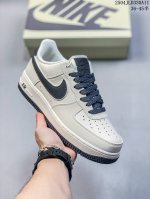 公司级带半码 耐克Nike Air Force 1“07空军一号低帮百搭休闲运动板鞋。柔软、弹性十足的缓震性能和出色的中底设计，横跨复古与现代的外型结合，造就出