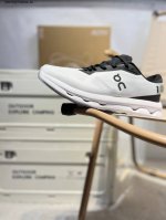 on昂跑 全新综合体能训练运动鞋Cloud X 舒适乐趣跑 缓震 轻量 on昂跑 Cloudsurfer上演中底 变形计 打破传统格局缔造柔软脚感 on昂跑对于