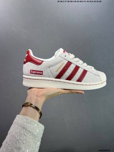公司级Ad Originals Superstar 经典复古贝壳头板鞋 J p9300 诞生于1969年 是第一双将全皮面鞋 身与橡胶鞋头结合在一起的低帮篮球鞋