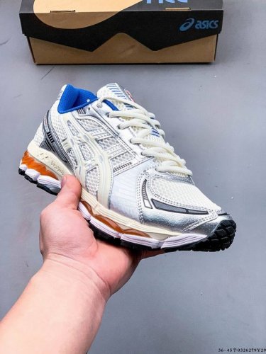 200 亚瑟士Kith X Asics Gel-Kayano 12.1低帮休闲跑步鞋，鞋款以K12作为基底，采用了Nimbus 17的鞋底单元，将缓震和稳定集合