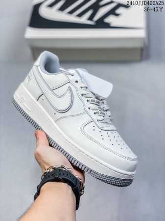 公司级带半码耐克Nike AIR FORCE 7 空军一号低帮百搭休闲运动板鞋。柔软、弹性十足的缓震性能和出色的中底设计，横跨复古与现代的外型结合，造就出风靡全 - 点击图像关闭