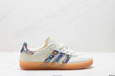 公司级Adidas Originals Gazelle Indoor 三叶草休闲防滑耐磨低帮板鞋 鞋头出色设计 塑就出众贴合感 稳固的后跟贴合足部曲线设计 软弹