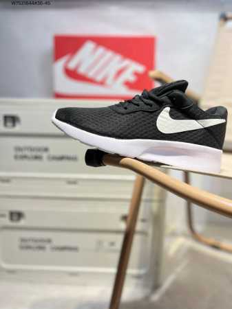 Nike Roshe Run 奥运伦敦三代小跑 拥有年轻时尚活力的版型 蜂窝式速干透气网面 轻盈舒适Eav发泡中底 脚感充分 轻便 柔软 众多优势难以概全 上脚 - 点击图像关闭