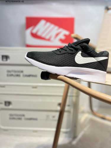 Nike Roshe Run 奥运伦敦三代小跑 拥有年轻时尚活力的版型 蜂窝式速干透气网面 轻盈舒适Eav发泡中底 脚感充分 轻便 柔软 众多优势难以概全 上脚
