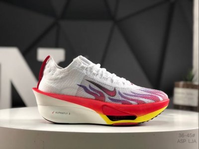 300 公司级带半码Nike Air Zoom Alphafly Next%3 整体采用前作的设计语言，并且对后者的细节进行升级，马拉松和长距离路跑的性能极限设