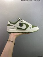 公司级Burberry X Nike Dunk Low 米白橄榄青 此款主张打破传统的工业化流水线设计限制，以Made By Ideas的超级创意为理念，集结众