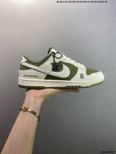 公司级Burberry X Nike Dunk Low 米白橄榄青 此款主张打破传统的工业化流水线设计限制，以Made By Ideas的超级创意为理念，集结众