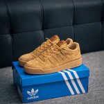 核心私 Adidas Forum Low Cl 低帮百搭潮流休闲运动板鞋 以复古篮球鞋的外形为基础 采用皮革拼接 简约百搭 更加贴合舒适 中底内侧网格造型起到点