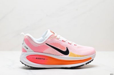 真标Nike Vomero 18 耐克 舒适减震防滑 低帮跑步鞋 全掌Reactx泡绵中底 前掌和后跟还配备了Air Zoom气垫单元 据说跑起来更快更舒适哦