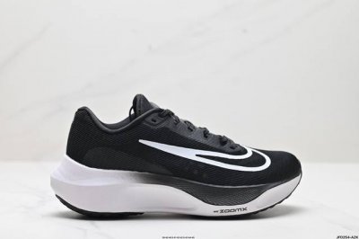 公司级nk Zoom Fly 5 Prm 不可战胜系列轻量飞织低帮休闲运动慢跑鞋 此鞋专为短跑运动员而生，是为 5 至 10 公里距离的赛事和训练打造。整体设计